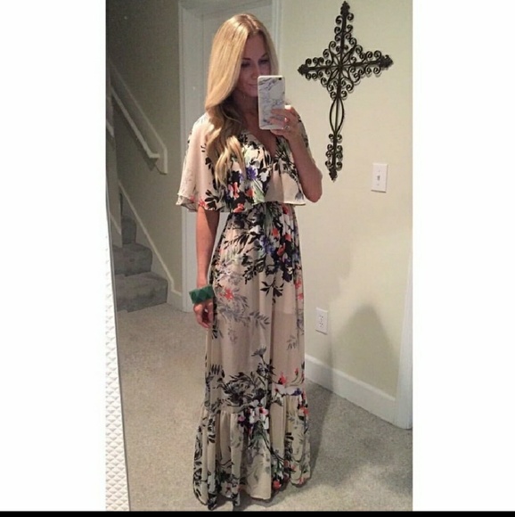 Gianni Bini Dresses & Skirts - Gianni Bini Gigi Floral Flutter Sleeve Maxi Dress